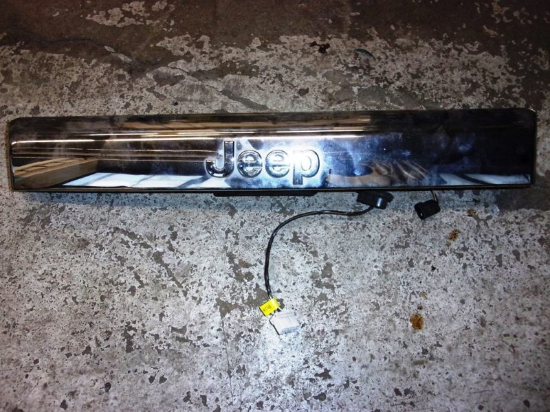 chromová lišta / madlo kufru nad SPZ Jeep Commander